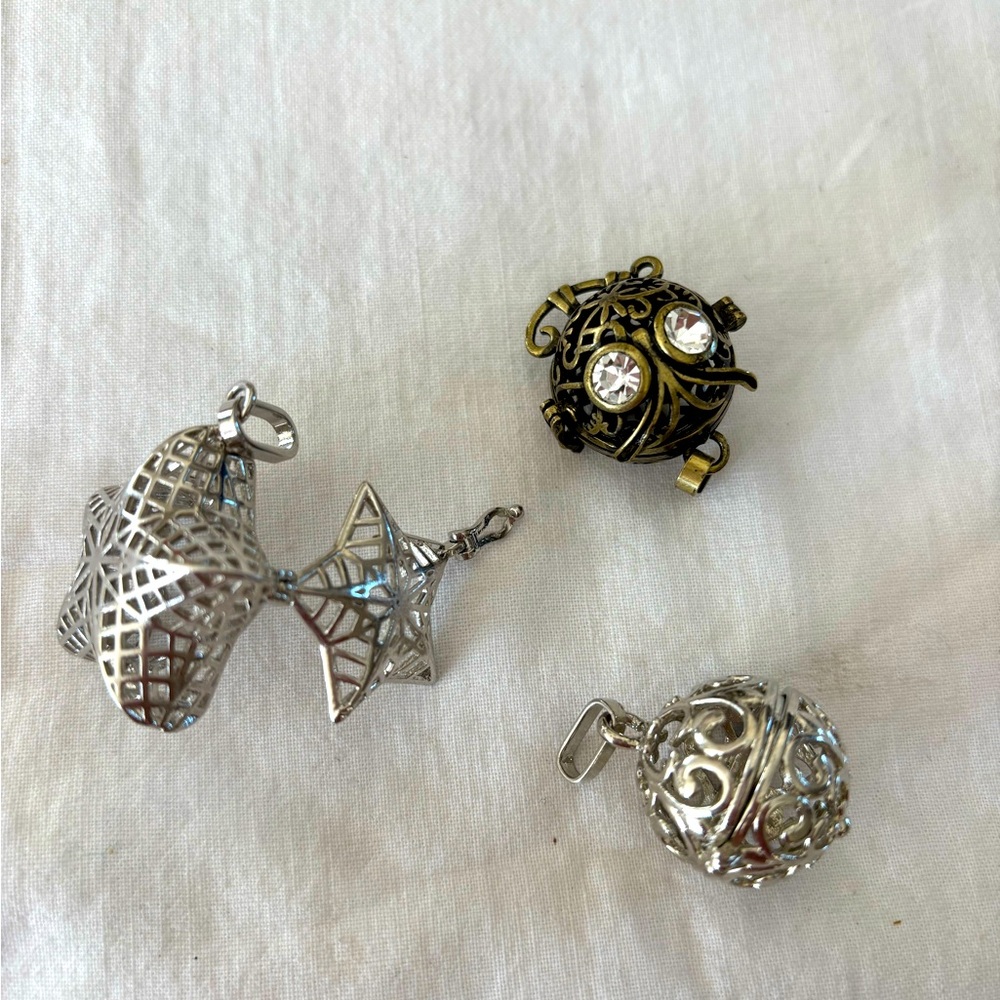 Pendant lockers for necklace. 2 Silvertone star and circle. One‎ brass owl.